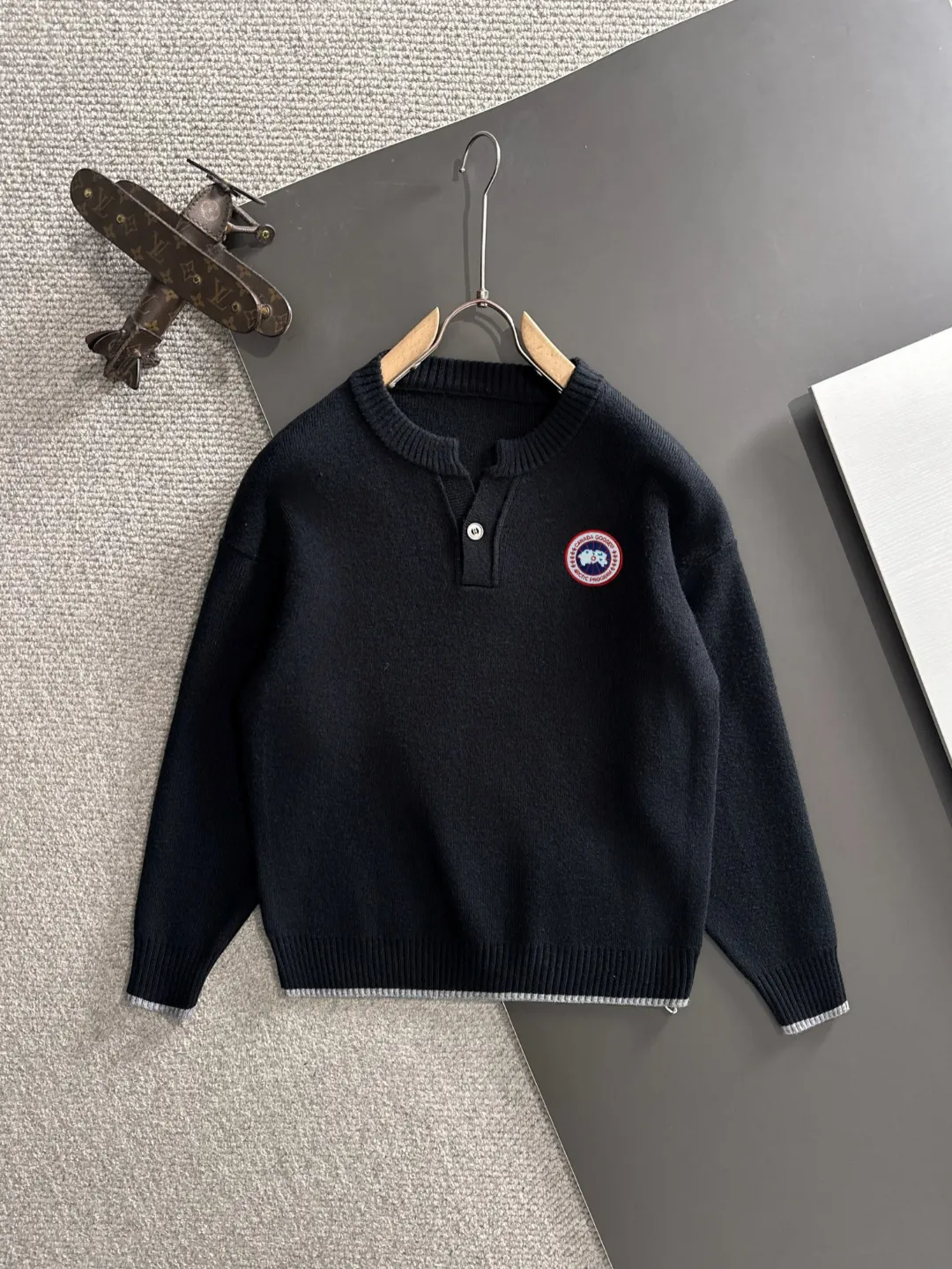 Next day shipping P360 Big Goose 2025 official website latest winter sweater, popular items are on sale at the counter simultaneously! Specially made of wool blended fabric. It feels comfortable and can be directly in contact with the skin. The logo badge is exquisitely embroidered, which is extremely eye-catching! The details highlight the fashionable charm of big brands. Exquisite workmanship. Three-dimensional cutting style. The wearing effect is invincible and handsome! All three standards are complete! Size: M-2XL